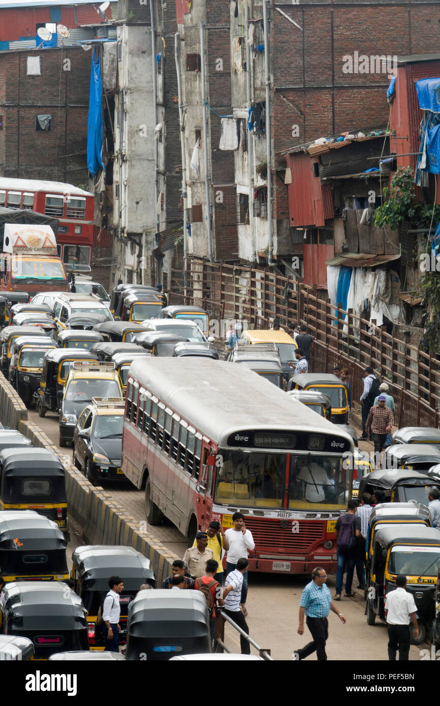 Occupé à l'heure de pointe sur Station Road, Bandra, Mumbai, Inde Banque D'Images