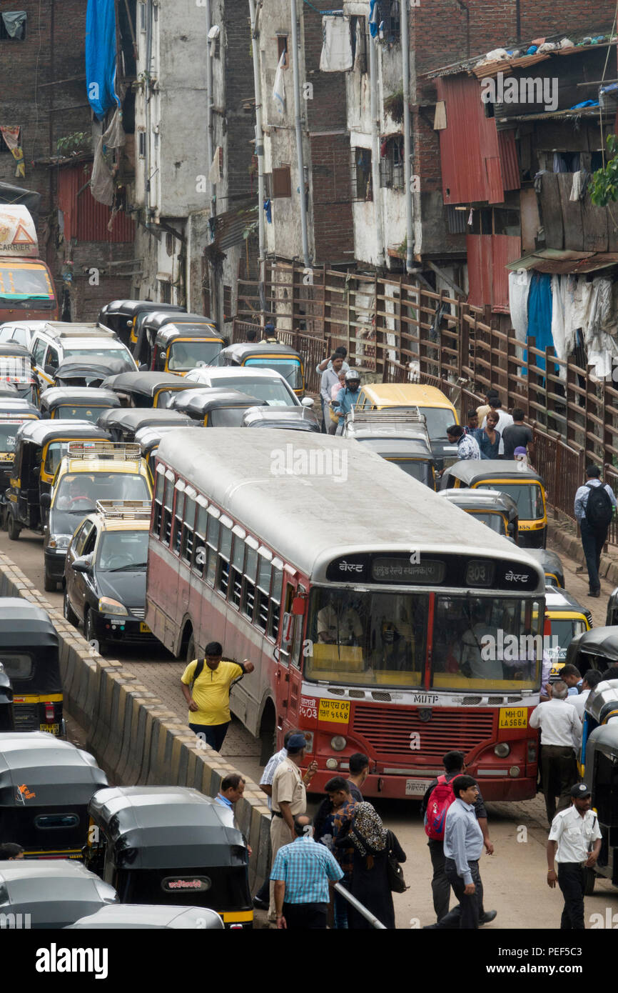 Occupé à l'heure de pointe sur Station Road, Bandra, Mumbai, Inde Banque D'Images