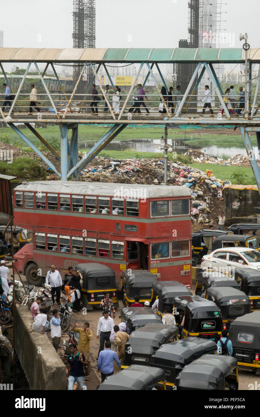 Double decker bus en circulation sur route avec station piétonne de Bandra skywalk ci-dessus, Mumbai, Inde Banque D'Images