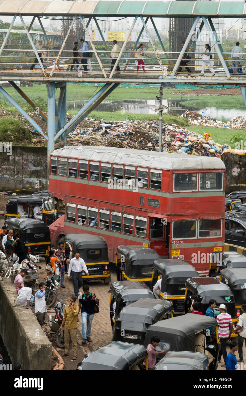 Double decker bus en circulation sur route avec station piétonne de Bandra skywalk ci-dessus, Mumbai, Inde Banque D'Images
