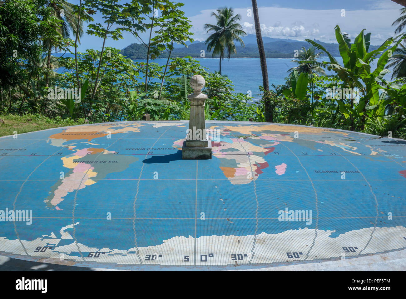 Mosaïque carte du monde marque l'emplacement exact de l'Équateur et zéro parallels, Rólas, São Tomé et Principe Banque D'Images