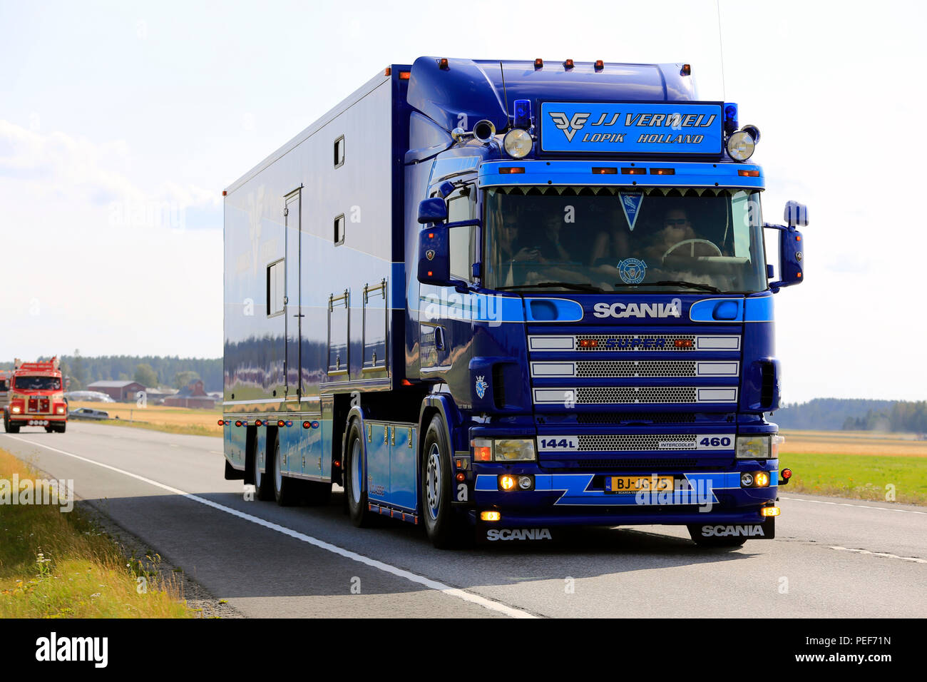 LUOPAJARVI, FINLANDE - 9 août 2018 : Blue Scania 144L 460 semi-remorque de JJ Verweij, Pays-Bas, en convoi de camions au pouvoir Truck Show 2018, en Finlande. Banque D'Images