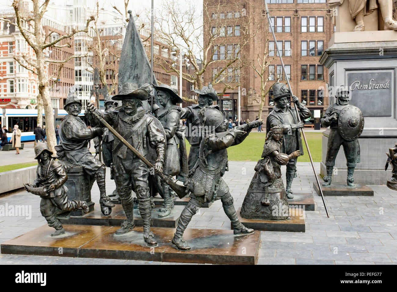 Pays-bas Amsterdam Rembrandt statue sur la place Rembrandt Rembrandt van Rijn (les deux ) de vieux bâtiments traditionnels Banque D'Images