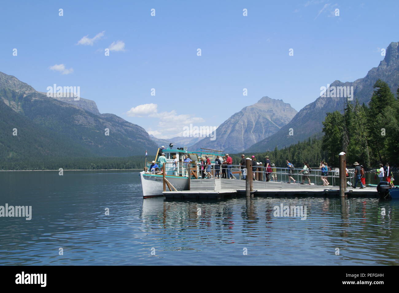 Les touristes à charger sur le bateau d'excursion au lac McDonald, Glacier National Park, Montana, USA Banque D'Images