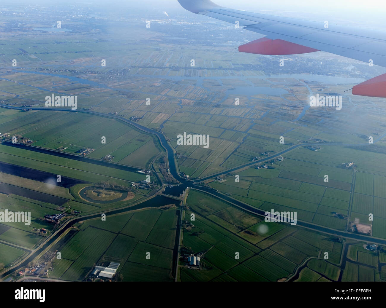 Vue sur la ville à partir de l'avion. Vue depuis la fenêtre de l'avion sur l'aile aile d'avion Port Amsterdam Holland Banque D'Images