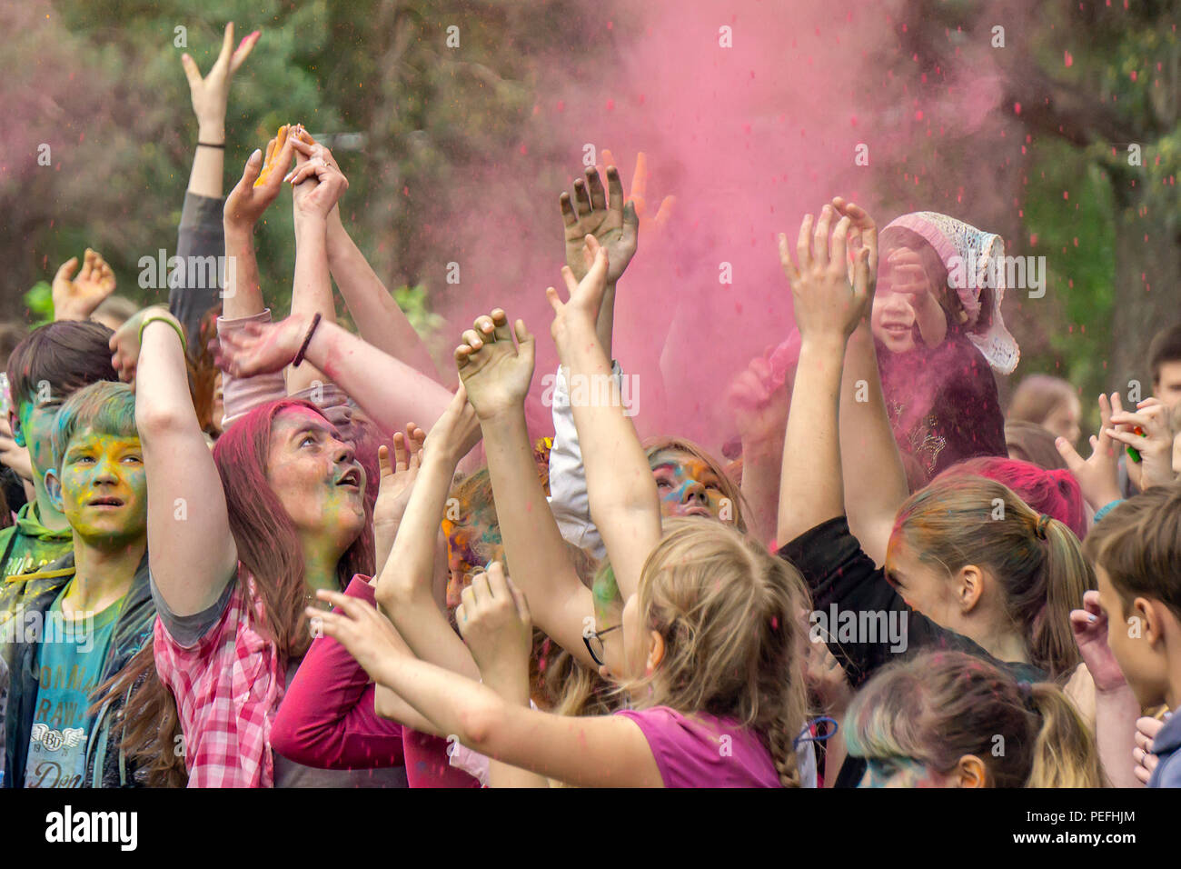 Dzerjinsk, Russie - le 19 mai 2018 : les jeunes adolescents célébrant la fête de la musique et des couleurs pierres couleur Holi de poudres. Banque D'Images