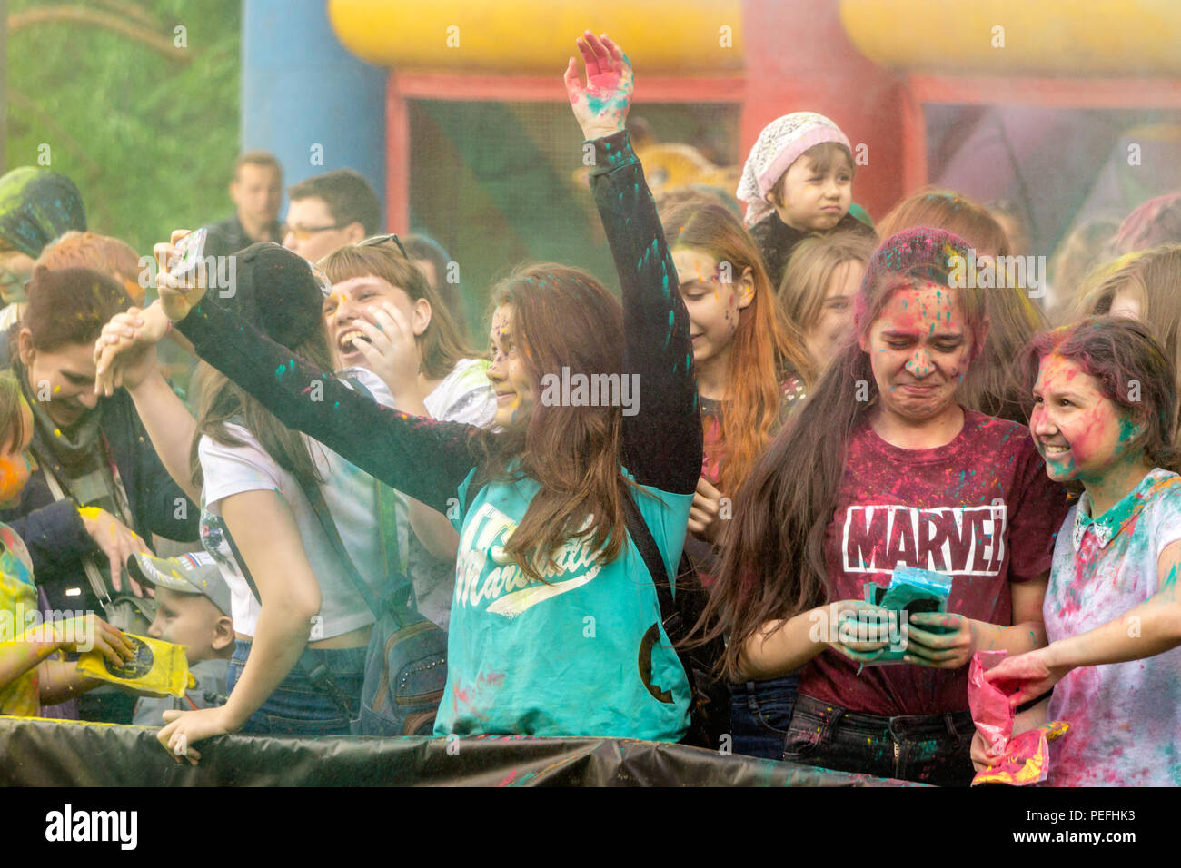 Dzerjinsk, RUSSIE - Mai 19, 2018 : Happy young girl prenant en selfies Nuages de poudre de couleur au festival des couleurs Holi et musique. Banque D'Images