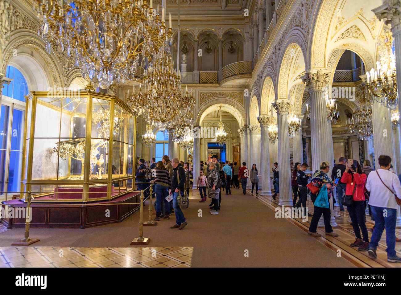 Saint Petersburg, Russie - 3 janvier 2018 : les touristes dans la région de Pavilion Hall Room de Musée de l'Ermitage Banque D'Images