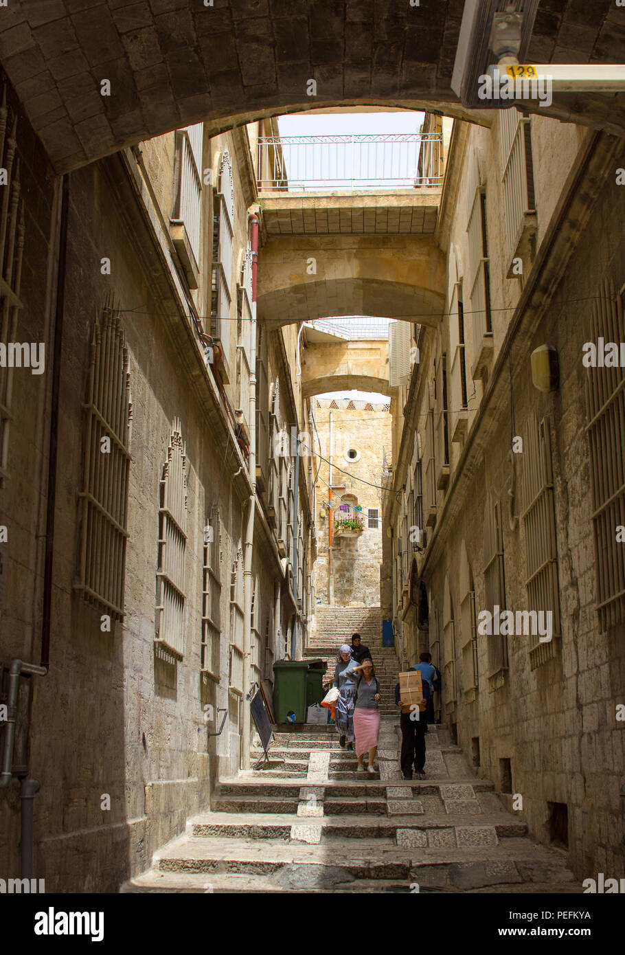 11 mai 2018 Ceux qui négocient les marches à descendre une petite rue latérale à proximité de la Via Dolorosa à Jérusalem en Israël. Banque D'Images