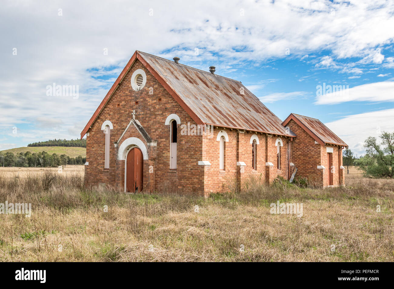 Ancienne église de campagne en milieu rural Banque D'Images