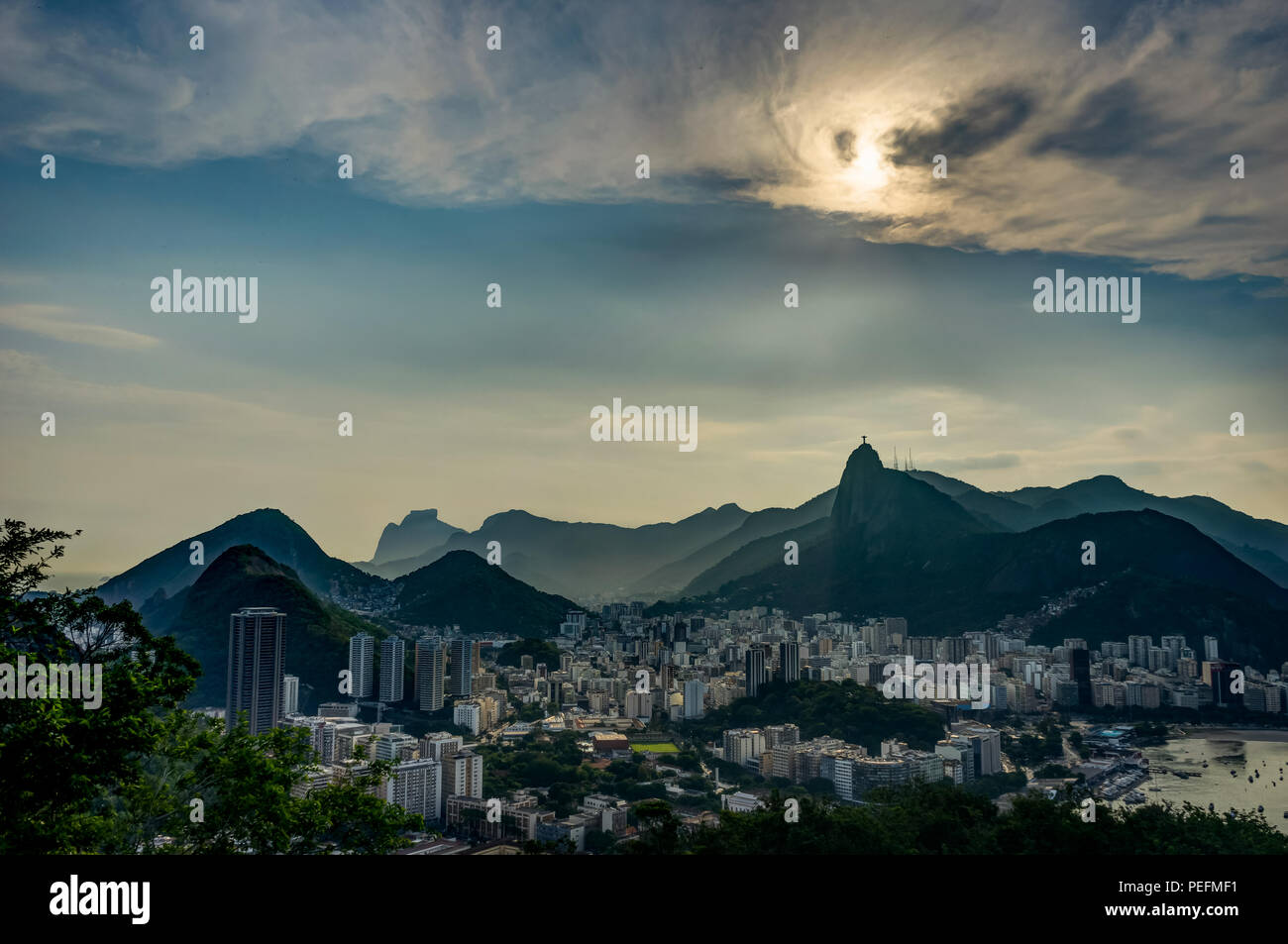 Photo prise à Rio de Janeiro, Brésil Août 2017 : La vue de Sugarloaf Mountain sur la ville au coucher du soleil Banque D'Images