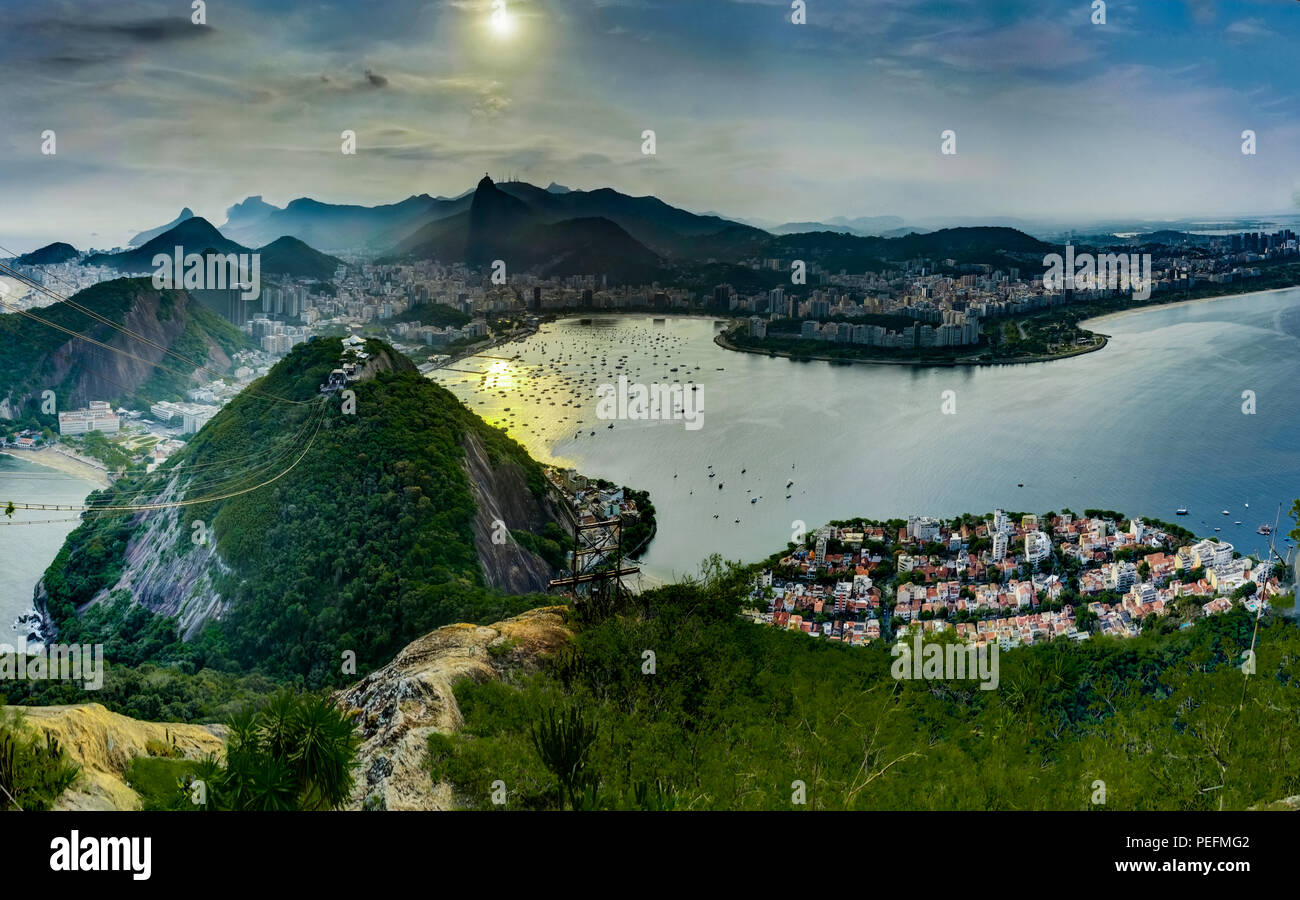 Photo prise à Rio de Janeiro, Brésil Août 2017 : La vue de Sugarloaf Mountain sur la ville au coucher du soleil Banque D'Images