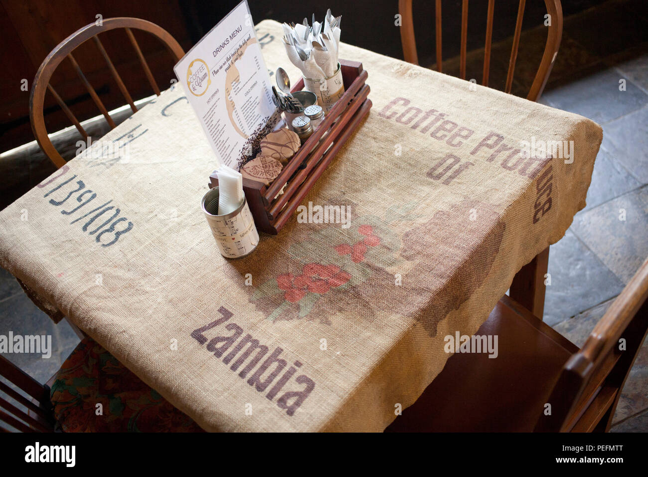 Table avec nappe du vieux monde Banque D'Images