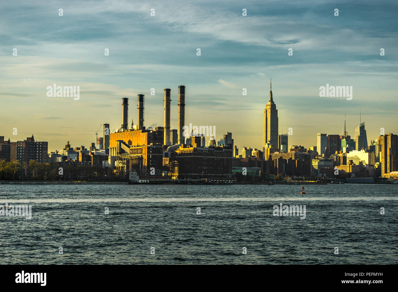 Photo prise à New York, USA, Août 2017 : New York Skyline Manhattan Cityview avec Empire State Building au coucher du soleil Banque D'Images