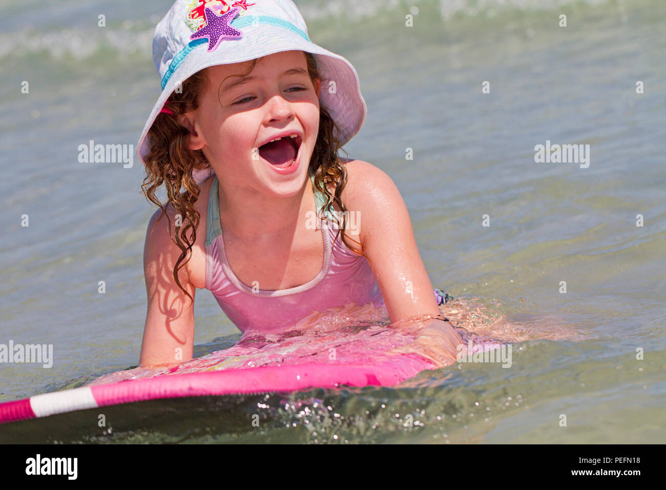 Happy girl sur body board laughing Banque D'Images