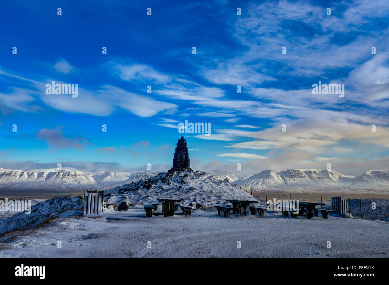 Noël hiver paysage avec des arbres et des montagnes. Paysage de Noël sur un matin ensoleillé avec ciel bleu et les nuages et la neige fraîche. Photo prise dans l'IC Banque D'Images