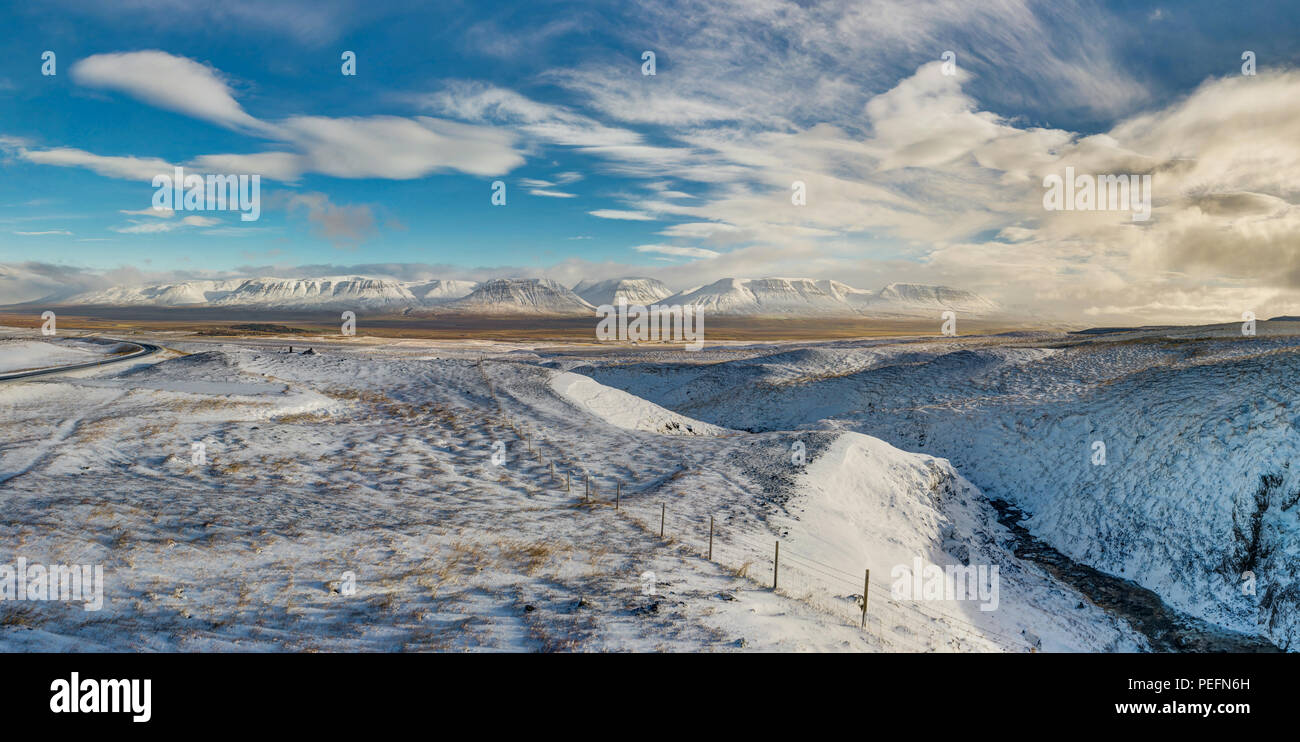 Noël hiver paysage avec des arbres et des montagnes. Paysage de Noël sur un matin ensoleillé avec ciel bleu et les nuages et la neige fraîche. Photo prise dans l'IC Banque D'Images