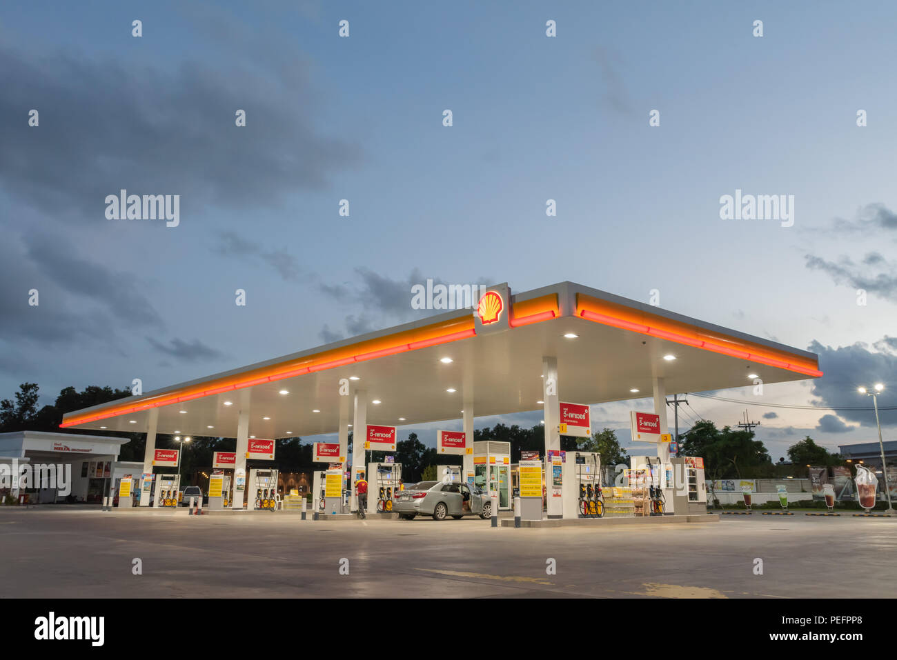 Rayong Rayong /Thaïlande - 17 juin 2018 : station d'essence Shell fond de ciel bleu au coucher du soleil. Royal Dutch Shell a vendu son commerce de détail Shell australienne oper Banque D'Images