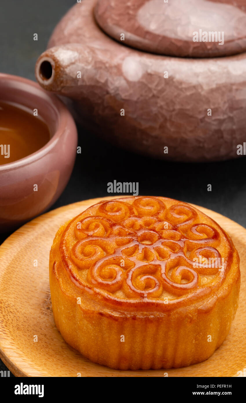 Shoot Studio de mooncake traditionnel chinois avec thé et théière sur fond noir composition verticale Banque D'Images