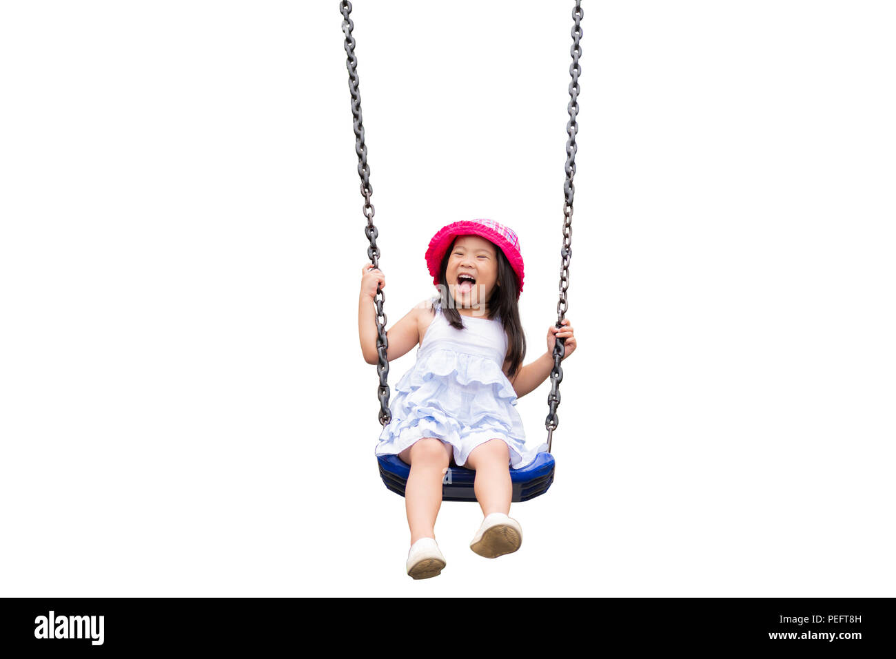 Cute little girl having fun with swing dans le parc.aire de jeux pour enfants. isolé sur fond blanc. Banque D'Images