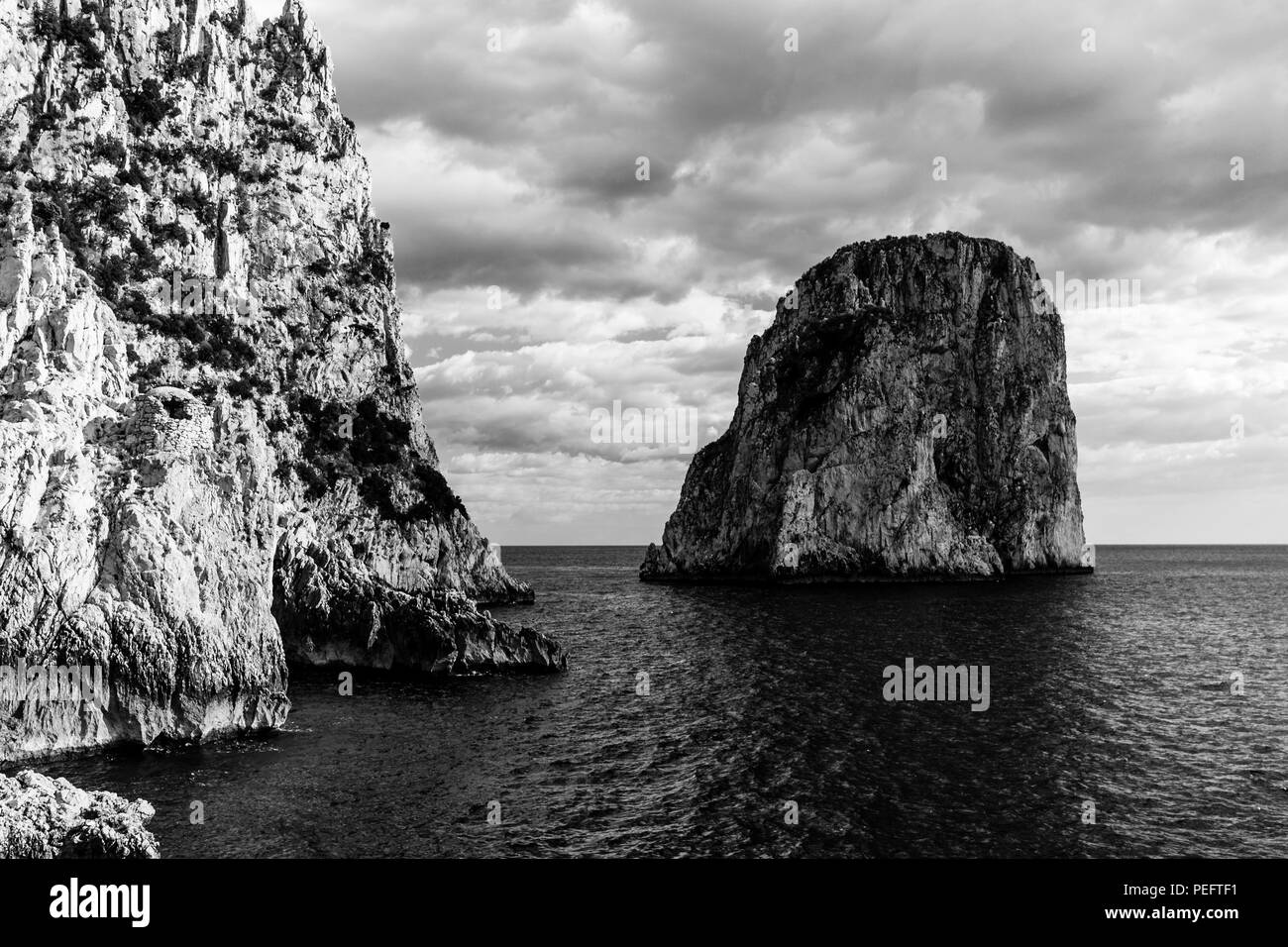 Voir l'île de Capri (Italie) avec Faraglioni Banque D'Images