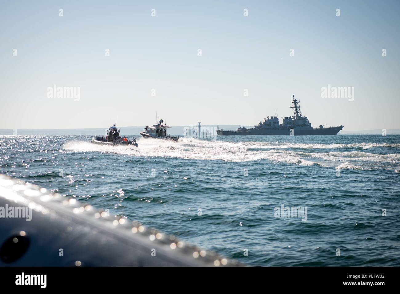 180813-N-N404-321 MER NOIRE (Aug. 13, 2018) les bateaux de patrouille de la Marine bulgare s'engager dans un exercice d'essaimage avec la classe Arleigh Burke destroyer lance-missiles USS Carney (DDG 64) dans la mer Noire. États-unis 6e Flotte, basée à Naples, Italie, effectue l'ensemble des opérations navales et mixte, souvent de concert avec les pays alliés et partenaires interinstitutions, afin de faire progresser les intérêts nationaux américains, la sécurité et la stabilité en Europe et en Afrique. (U.S. Photo par marine Spécialiste de la communication de masse 2e classe Jonathan Nelson/libérés) Banque D'Images