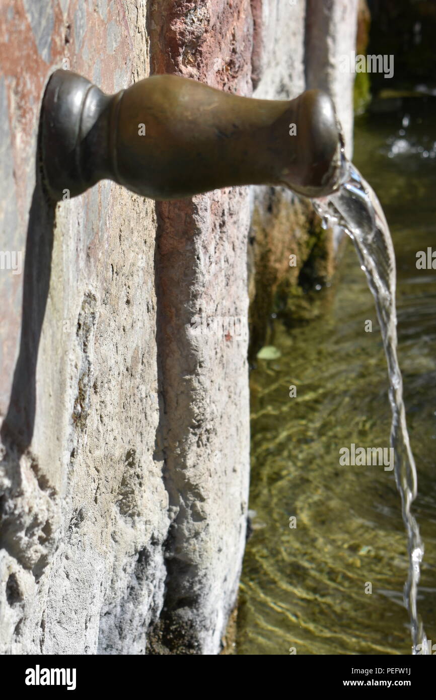 La vieille place de Frigiliana. Le bec trois fontaine d'eau. Ce des centaines d'années mais fonctionne à ce jour Banque D'Images