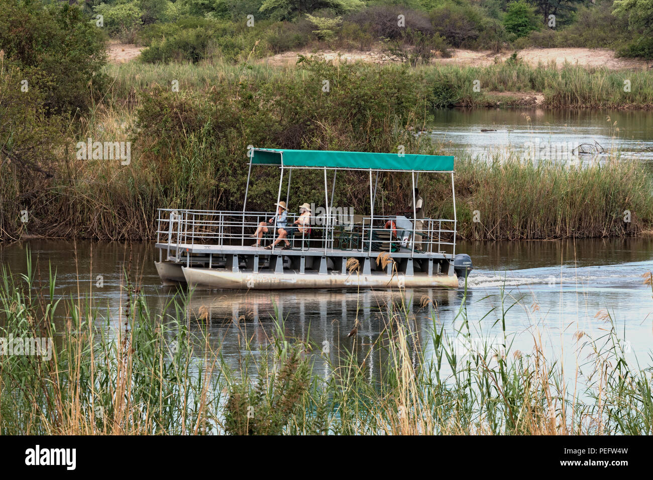 Bateau de tourisme sur l'Okavango en Namibie. Banque D'Images