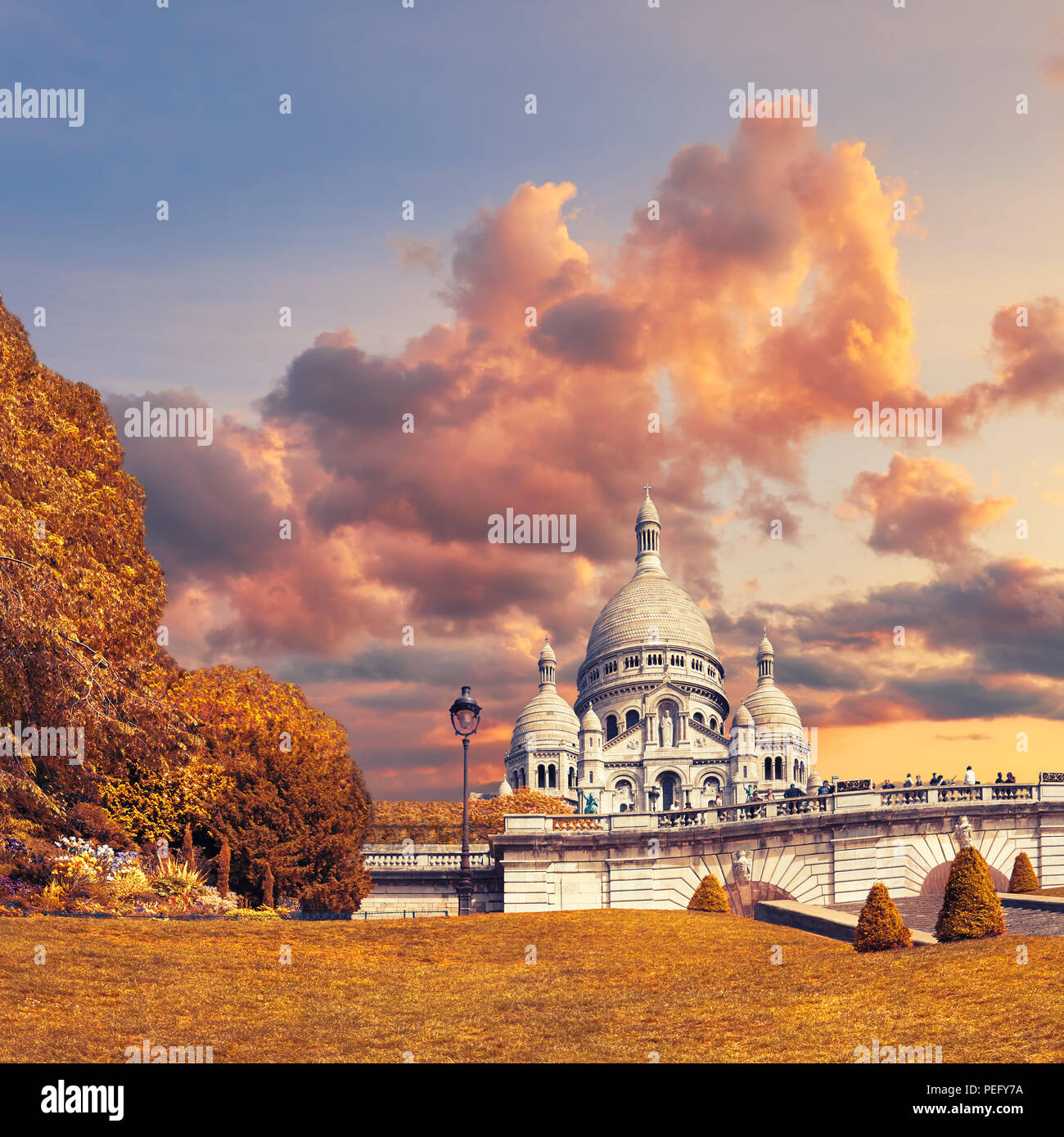 Basilique du Sacré-Cœur à Montmartre, Paris, France, au début de l'automne Banque D'Images