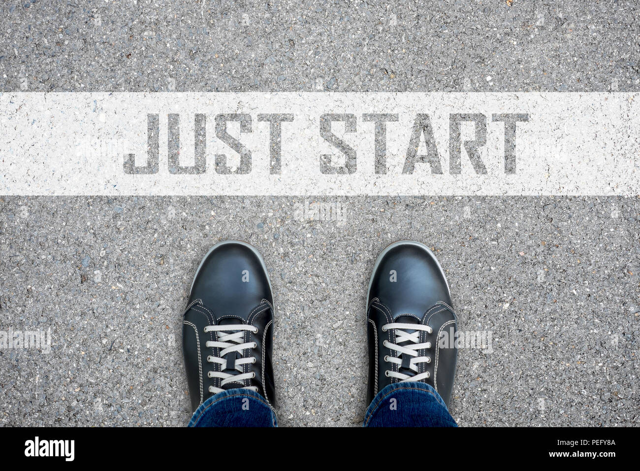 Les chaussures noir debout à juste la ligne de départ. Banque D'Images