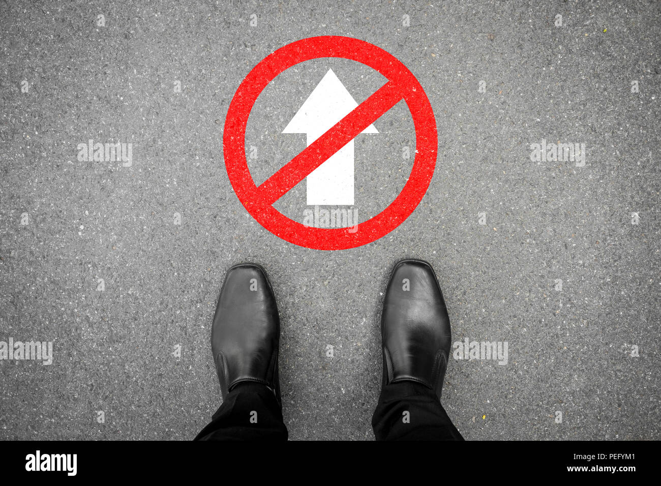 Chaussures noires debout à ne pas aller de l'avant-signe. N'entrez pas. S'arrêter ici. Banque D'Images