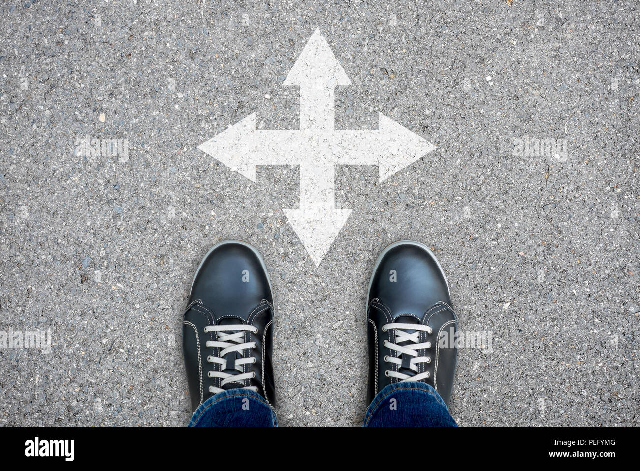 Les chaussures noir debout à la croisée des chemins. Quatre façons de choisir - est, ouest, nord et sud Banque D'Images