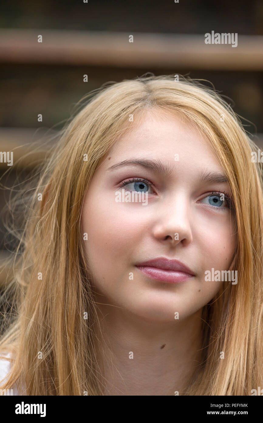 Close up portrait candide de belle et jolie 15 ans adolescente caucasian girl Banque D'Images