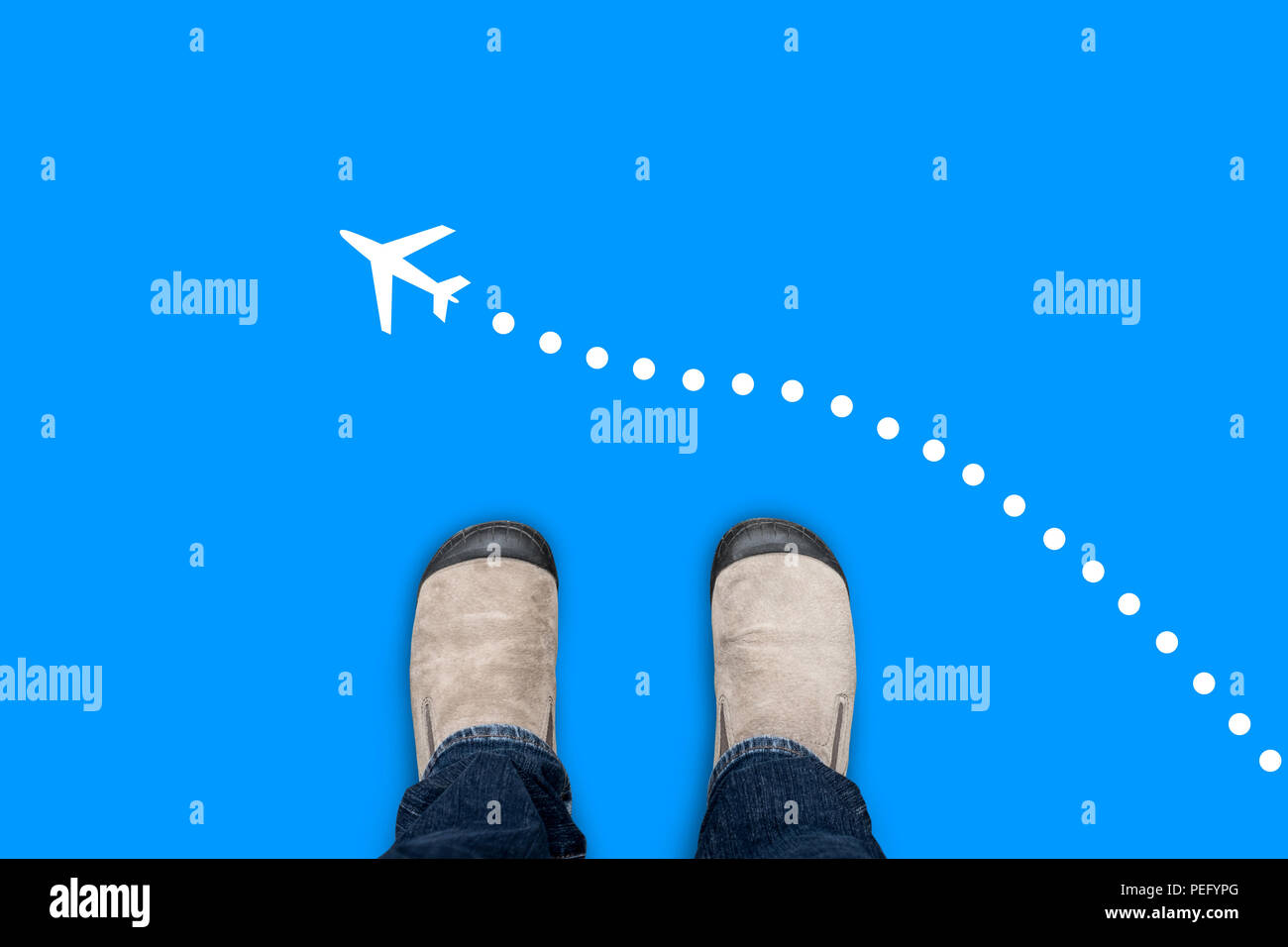 Dans un article sur les chaussures en daim marron marbre bleu faire un voyage. Un avion volant symbole de droite à gauche. Banque D'Images