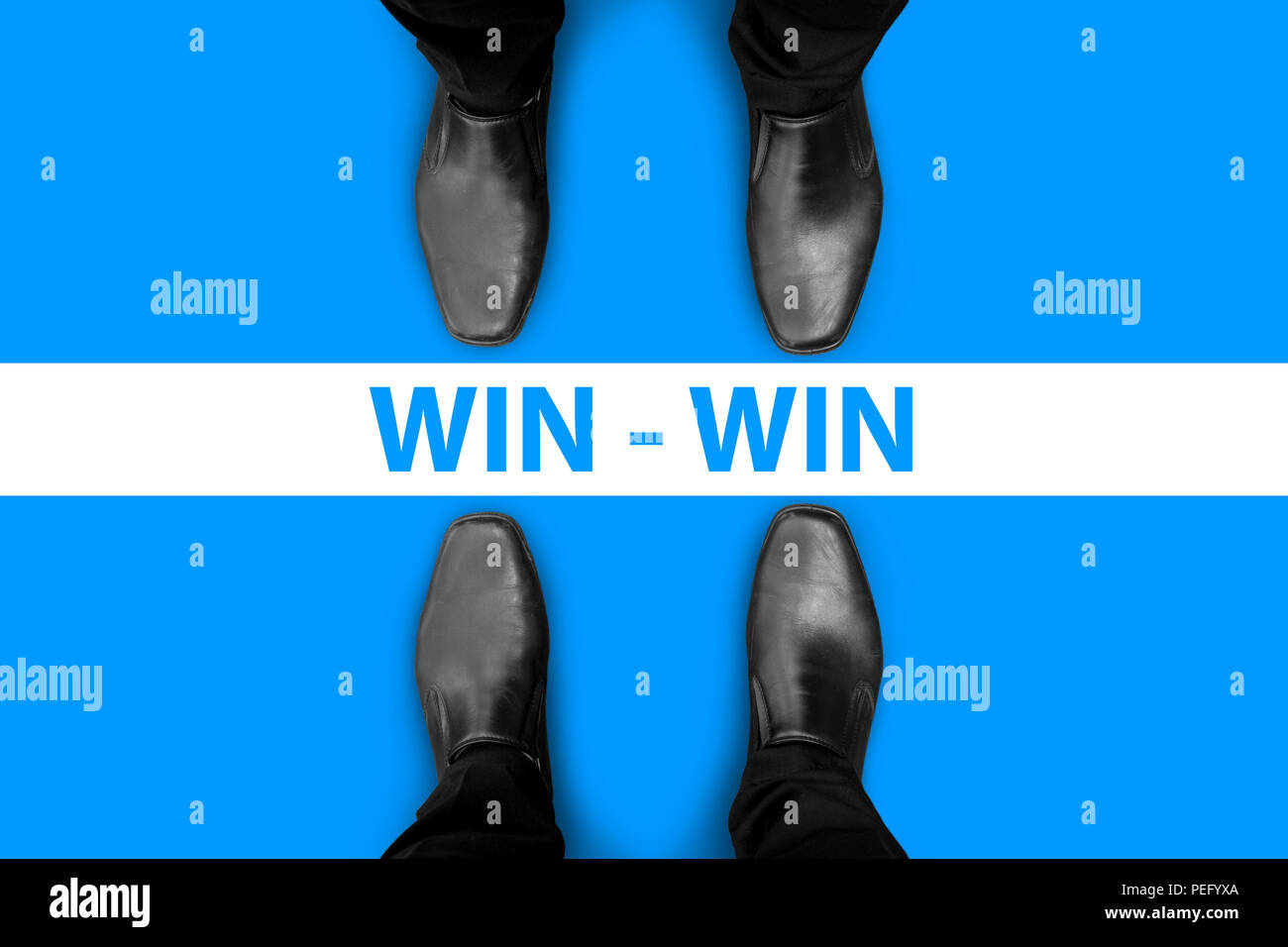 Deux hommes d'un accord pour la prise de décision dans les affaires pour faire les deux, gagner et gagner. Devenir partenaire et ami. Banque D'Images