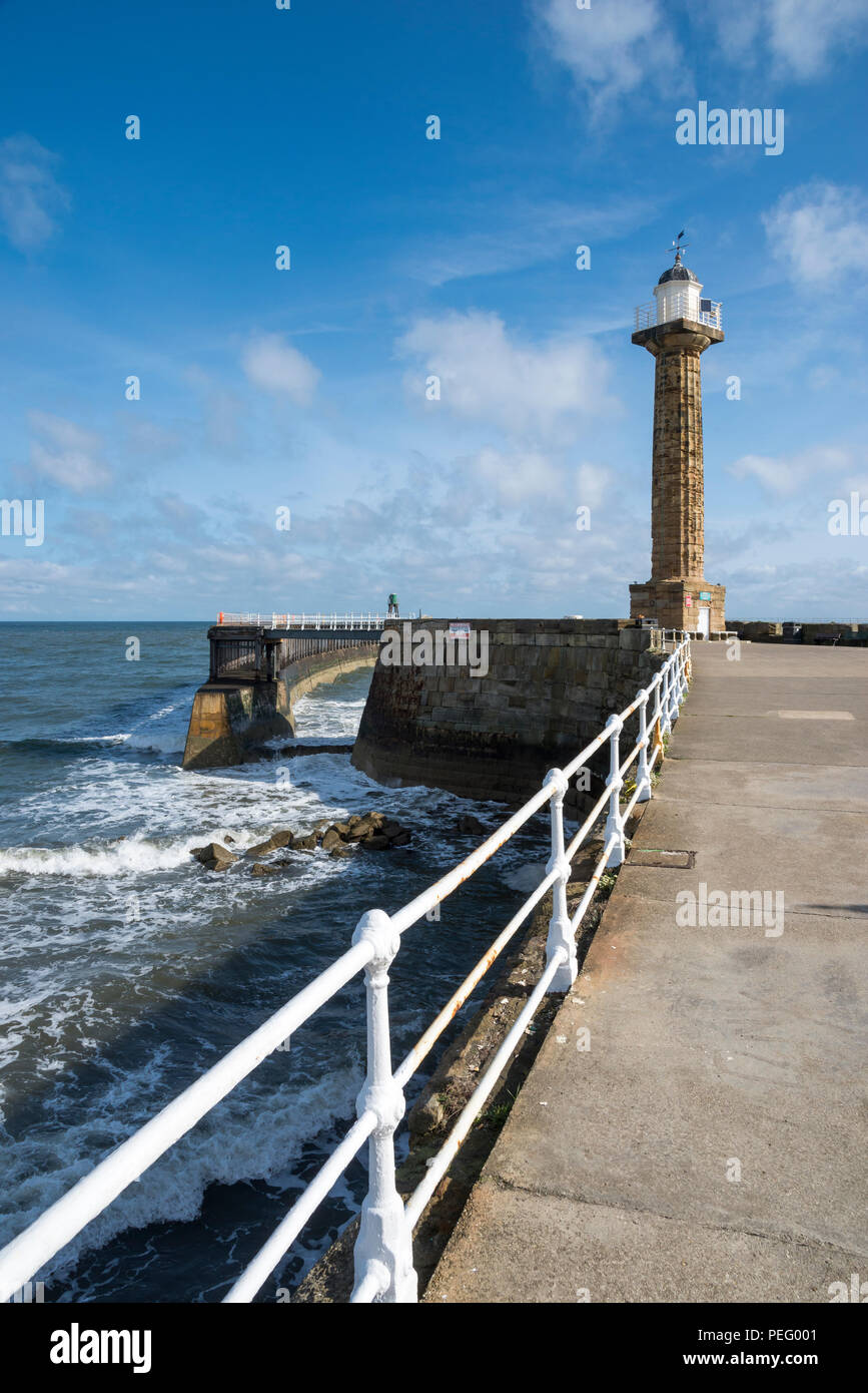 Le phare sur la jetée Ouest, Whitby, North Yorkshire, Angleterre. Banque D'Images