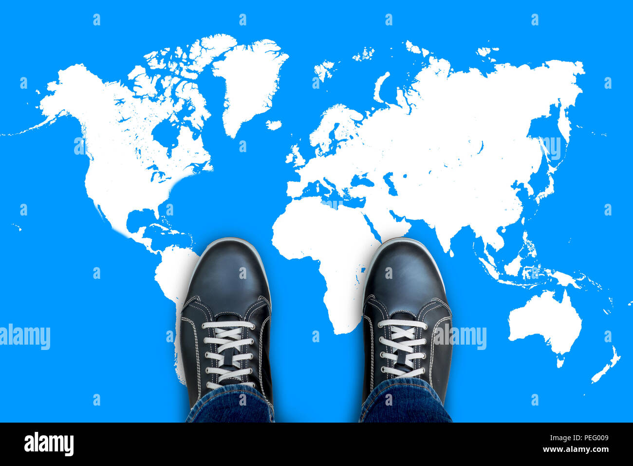 Les chaussures noir debout sur la carte du monde commencer à faire son ...