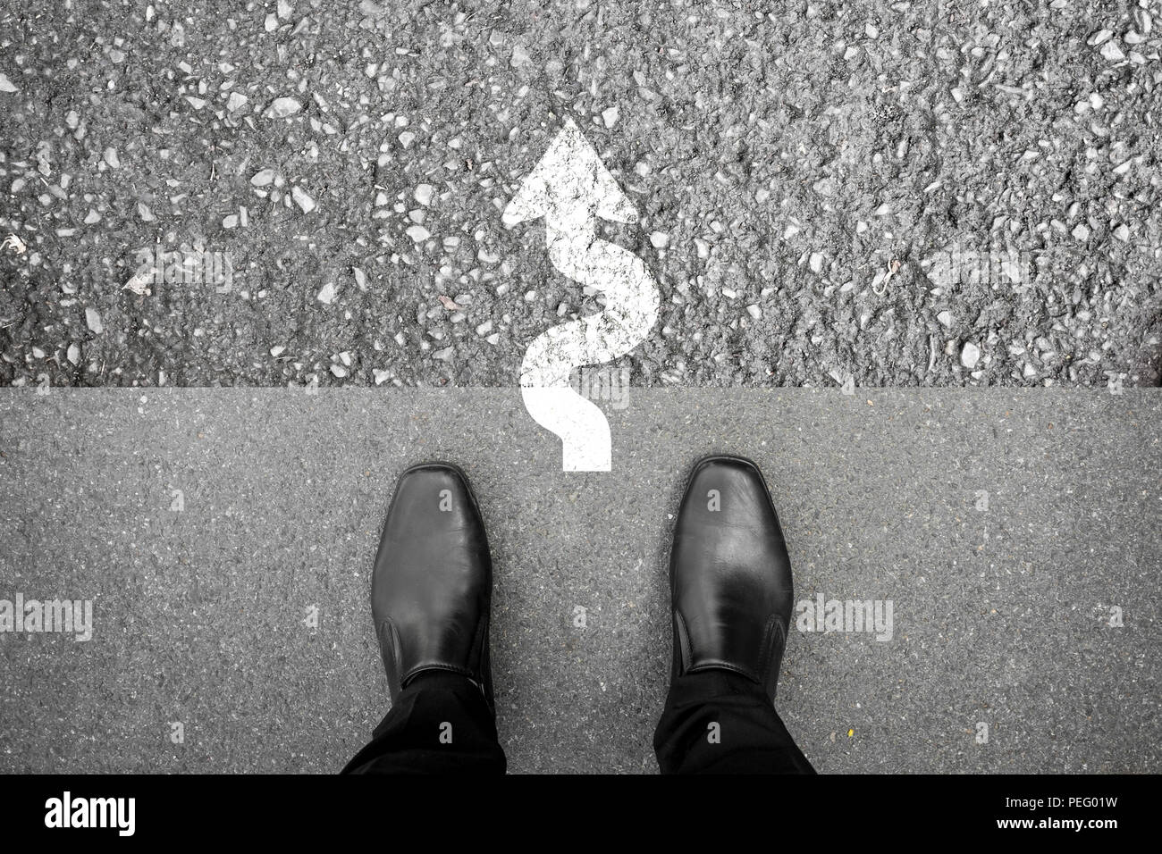 Businessman standing on the road en direction de signer de manière difficile à venir. Banque D'Images