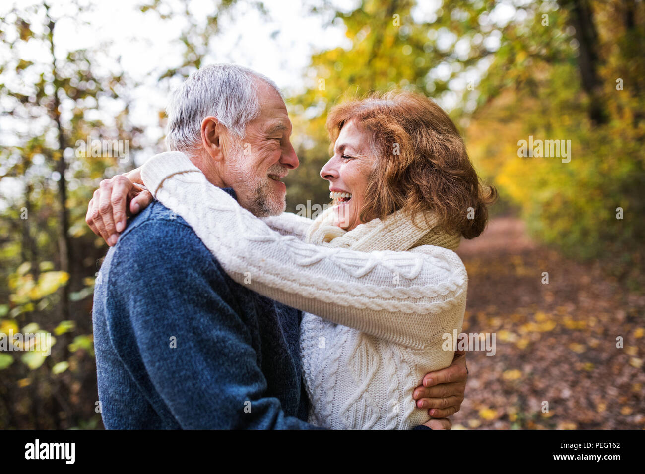 Couple dans une nature d'automne, serrant. Banque D'Images