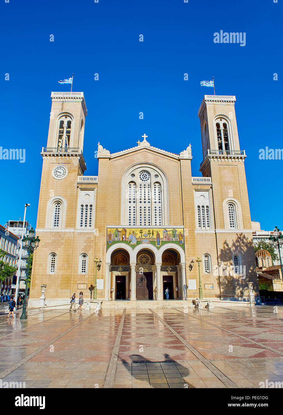 Les gens qui marchent en face de façade principale de la Cathédrale Métropolitaine de l'Annonciation. Mitropoleos square. Athènes, attique, Grèce. Banque D'Images