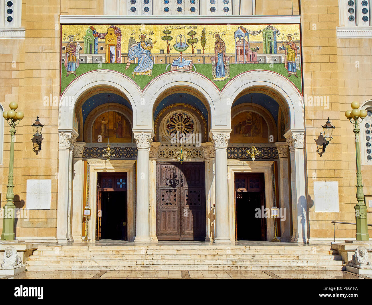 Entrée principale de la Cathédrale Métropolitaine de l'Annonciation. Mitropoleos square. Athènes, attique, Grèce. Banque D'Images