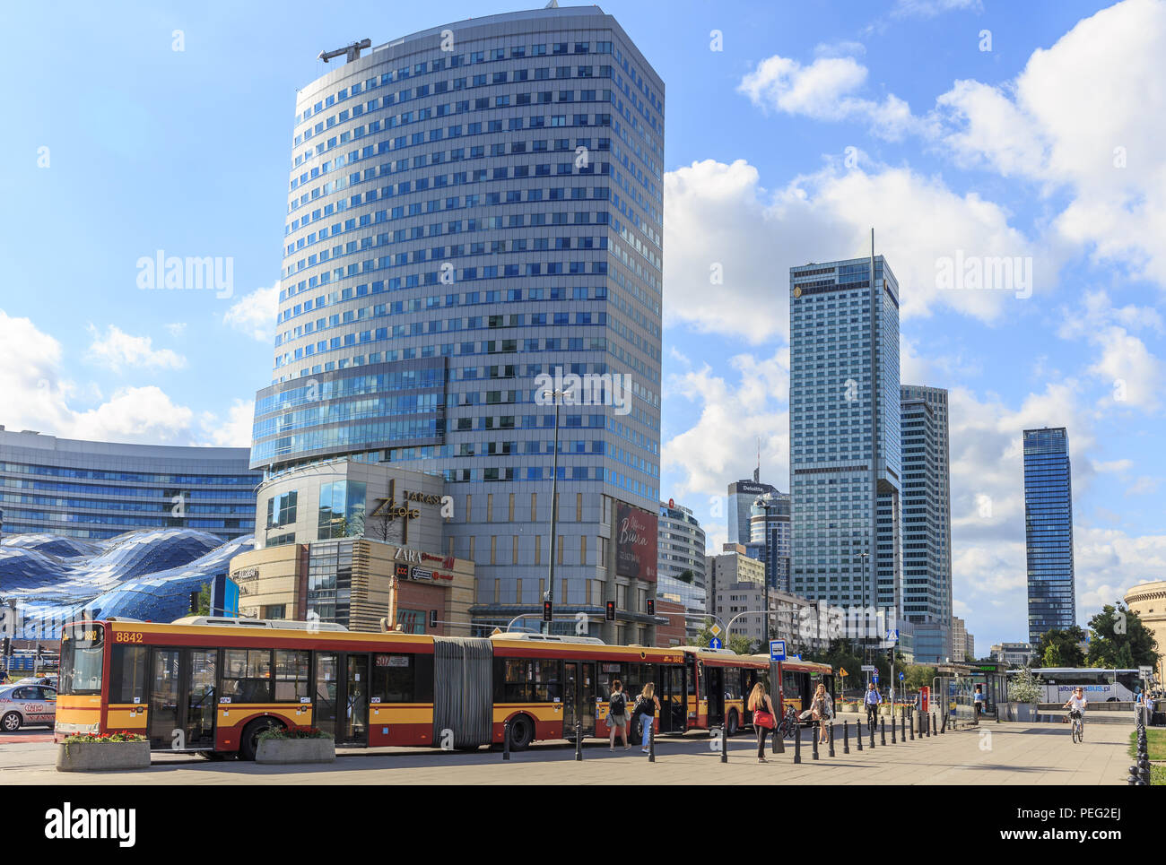 Les bâtiments modernes à proximité de la gare centrale de Varsovie.. Sur le côté gauche du toit en verre ondulé visibles terrasses d'or Shopping Centre Banque D'Images