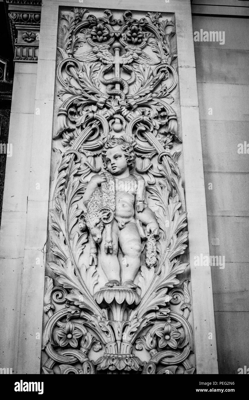 Pierre sculptée à l'extérieur de l'hôtel de ville de Leeds, Headrow, Leeds, West Yorkshire, Royaume-Uni Banque D'Images