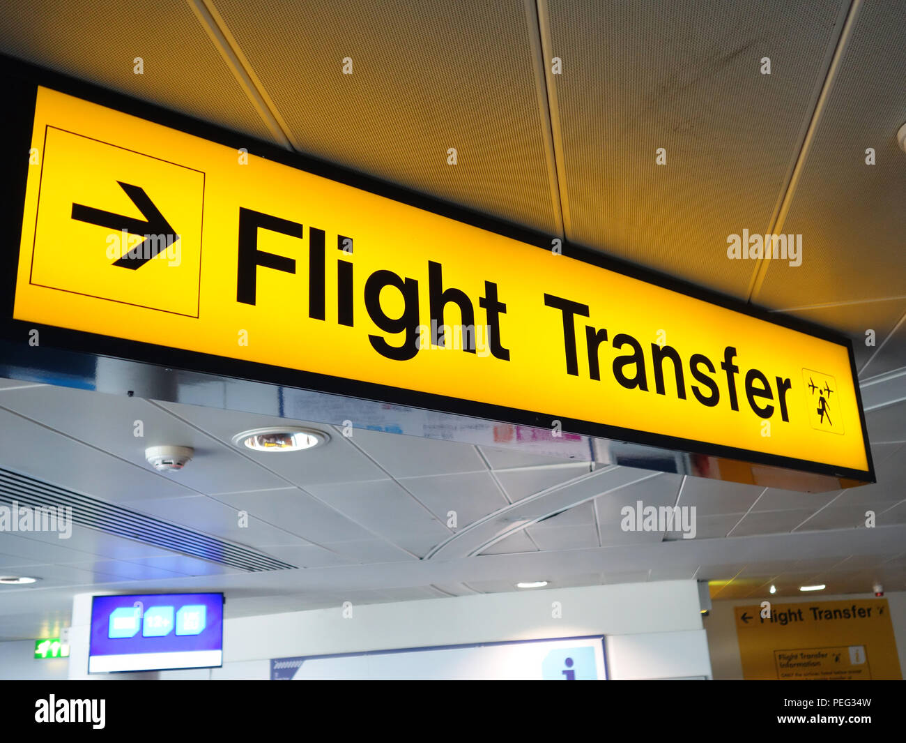 Vol direction Transfert lumineux panneau à l'Aéroport International de Manchester Banque D'Images