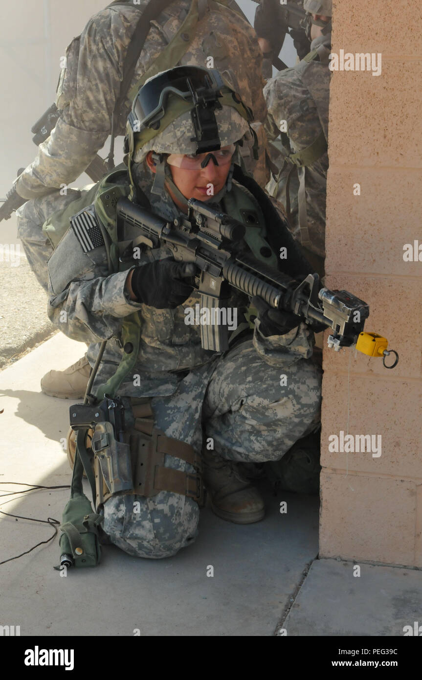 Texas Army National Guard, 116e Bataillon de la Brigade des troupes spéciales de la Police militaire, soldat de la CPS. Amanda Bento de Gooding, Texas, fournit la sécurité pour son équipe de quatre hommes, alors que la formation à la pile Centre National de Formation, Fort Irwin, en Californie, le 17 août. Les trois autres membres de l'équipe ont sécurisé la zone dans le cadre de la pile. Les soldats ont également procédé à la formation de contrepartie, prix d'entrées, l'évacuation médicale et exercices de sécurité. (Photo par le Sgt. Anita VanderMolen, Mobile 115e Détachement des affaires publiques, de l'Oregon Army National Guard) Banque D'Images