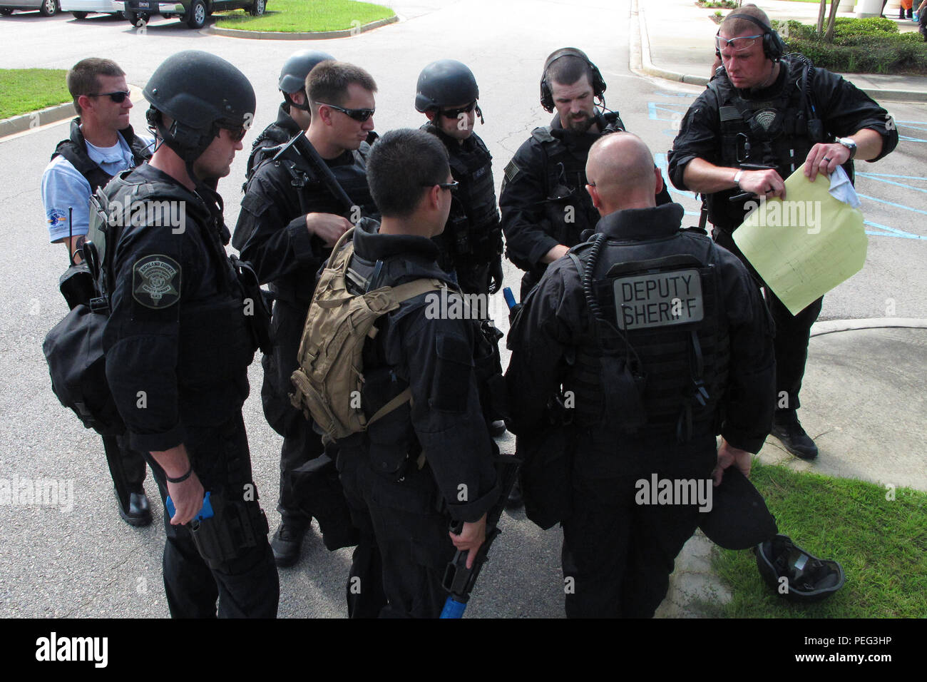 Adjoints du shérif du comté de Sheriff's Department de l'équipe d'intervention spéciale d'élaborer leur plan au cours d'un exercice de tir tenu à McEntire Joint National Guard Base, S.C., 20 août 2015. Le Département du Shérif s'est associé à la 169e Escadron des Forces de sécurité à tenir l'exercice et la pratique de techniques et tactiques en cas de situation sur base. (L.c. Photo de la Garde nationale aérienne 1er lieutenant Stephen Hudson/libéré) Banque D'Images