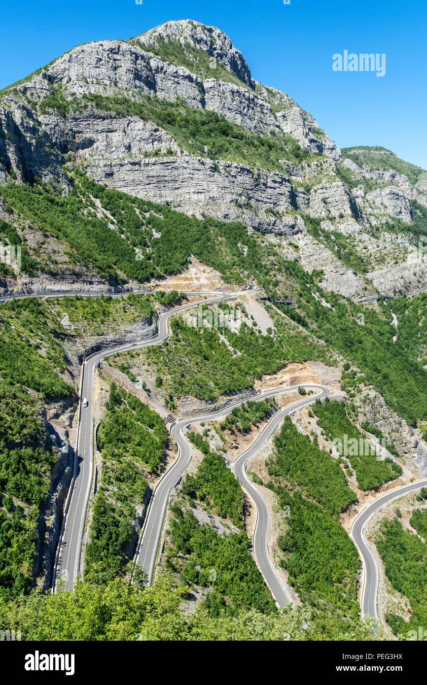 La serpentine Rrapshe sur le SH 20 route entre Rrapshe et Grabom dans la vallée de la sce, Kelmend dans le Nord de l'Albanie, juste en dessous de la frontière avec l'Montine Banque D'Images