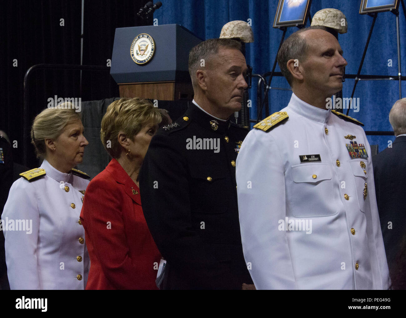 L'amiral Jonathan Greenert, chef des opérations navales (à droite), et Commandant de la Marine Corps, le général Joseph F. Dunford, Jr. (deuxième à droite), payer pour les quatre soldats tombés au cours de la Marin et du service commémoratif à l'Université de Tennessee Chattanooga's McKenzie Arena de Chattanooga, au Tennessee, le 15 août 2015. L'événement à l'honneur les quatre marines et marin qui est mort à la suite de la fusillade survenue au Centre de soutien opérationnel de la Marine et le Marine Corps Réserver Centre à Chattanooga, au Tennessee, le 16 juillet 2015. Les membres du service, des élus et des membres de la communauté réunie Banque D'Images