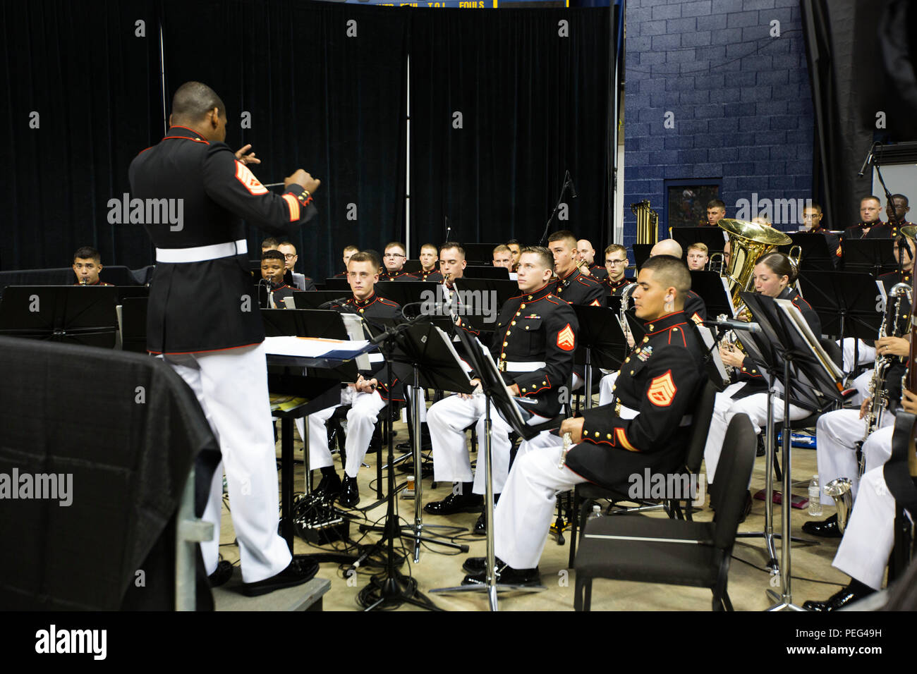 Marine Corps Band New Orleans, effectue au service commémoratif à l'Université de Tennessee Chattanooga's McKenzie Arena de Chattanooga, au Tennessee, le 15 août 2015. L'événement à l'honneur les quatre marines et marin qui est mort à la suite de la fusillade survenue au Centre de soutien opérationnel de la Marine et le Marine Corps Réserver Centre à Chattanooga, au Tennessee, le 16 juillet 2015. Les membres du service, des élus et des membres de la communauté se sont réunis pour honorer la mémoire et le sacrifice des cinq hommes déchus. (U.S. Marine Corps photo par Lance Cpl. Kimberly Aguirre/libérés) Banque D'Images