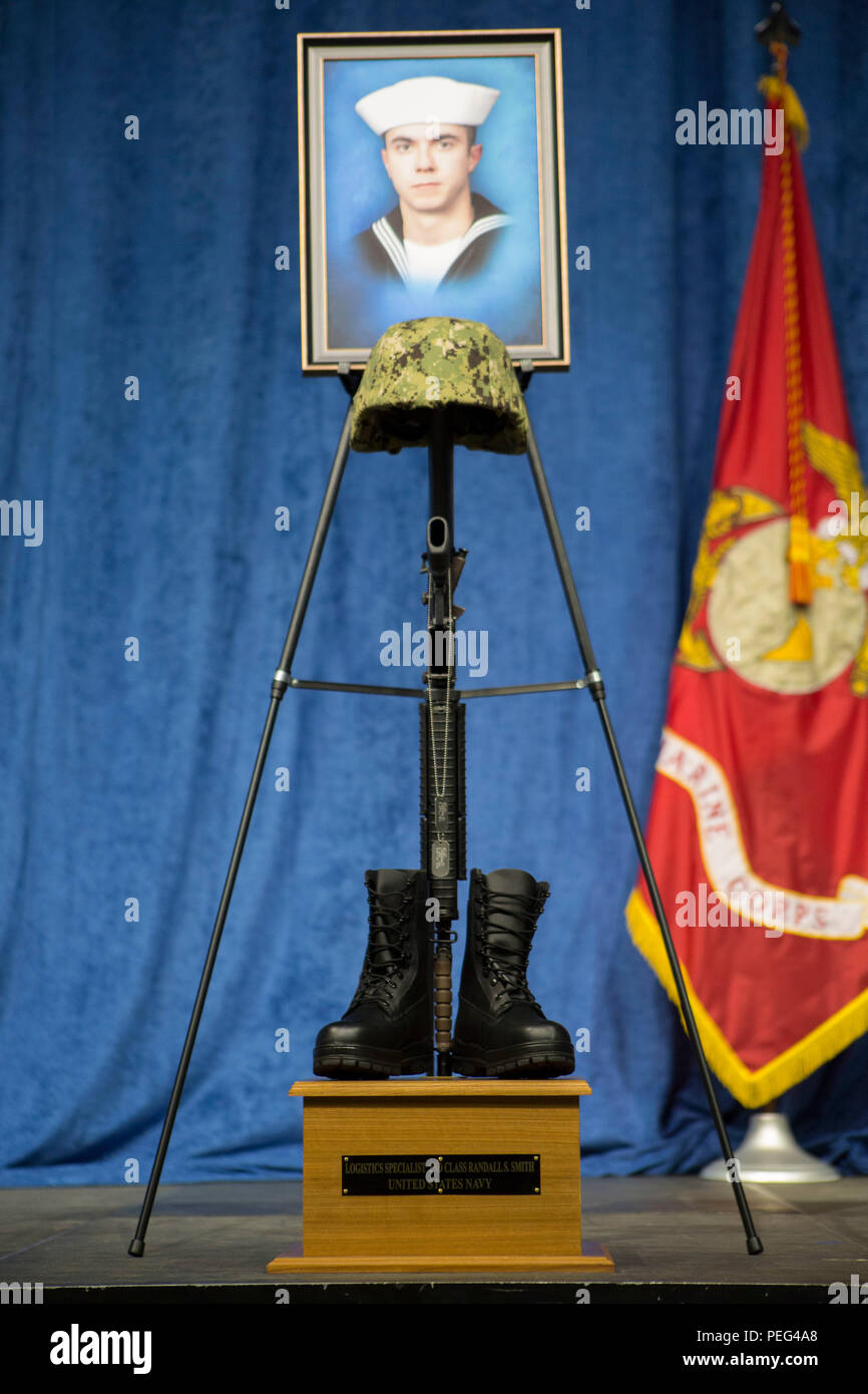 La bataille s'affiche pour la marine des États-Unis 2e classe Randall S. Smith, spécialiste de la logistique, au service funèbre à l'Université de Tennessee Chattanooga's McKenzie Arena de Chattanooga, au Tennessee, le 15 août 2015.L'événement à l'honneur les quatre marines et marin qui est mort à la suite de la fusillade survenue au Centre de soutien opérationnel de la Marine et le Marine Corps Réserver Centre à Chattanooga, au Tennessee, le 16 juillet 2015. Les membres du service, des élus et des membres de la communauté se sont réunis pour honorer la mémoire et le sacrifice des cinq hommes déchus. (U.S. Marine Corps photo par Lance Cpl. Kimberly Aguirre/Re Banque D'Images